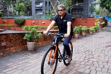 Anand Mahindra Shows Off The World’s First Foldable E-Bike Anand Mahindra Shows Off The World’s First Foldable E-Bike