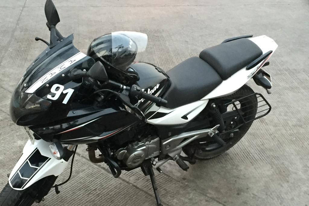 Bajaj Pulsar 220 F STD