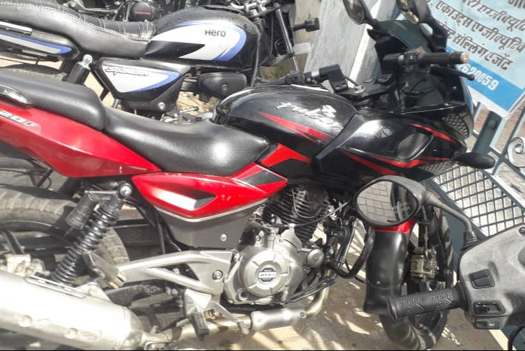 Bajaj Pulsar 220 F STD