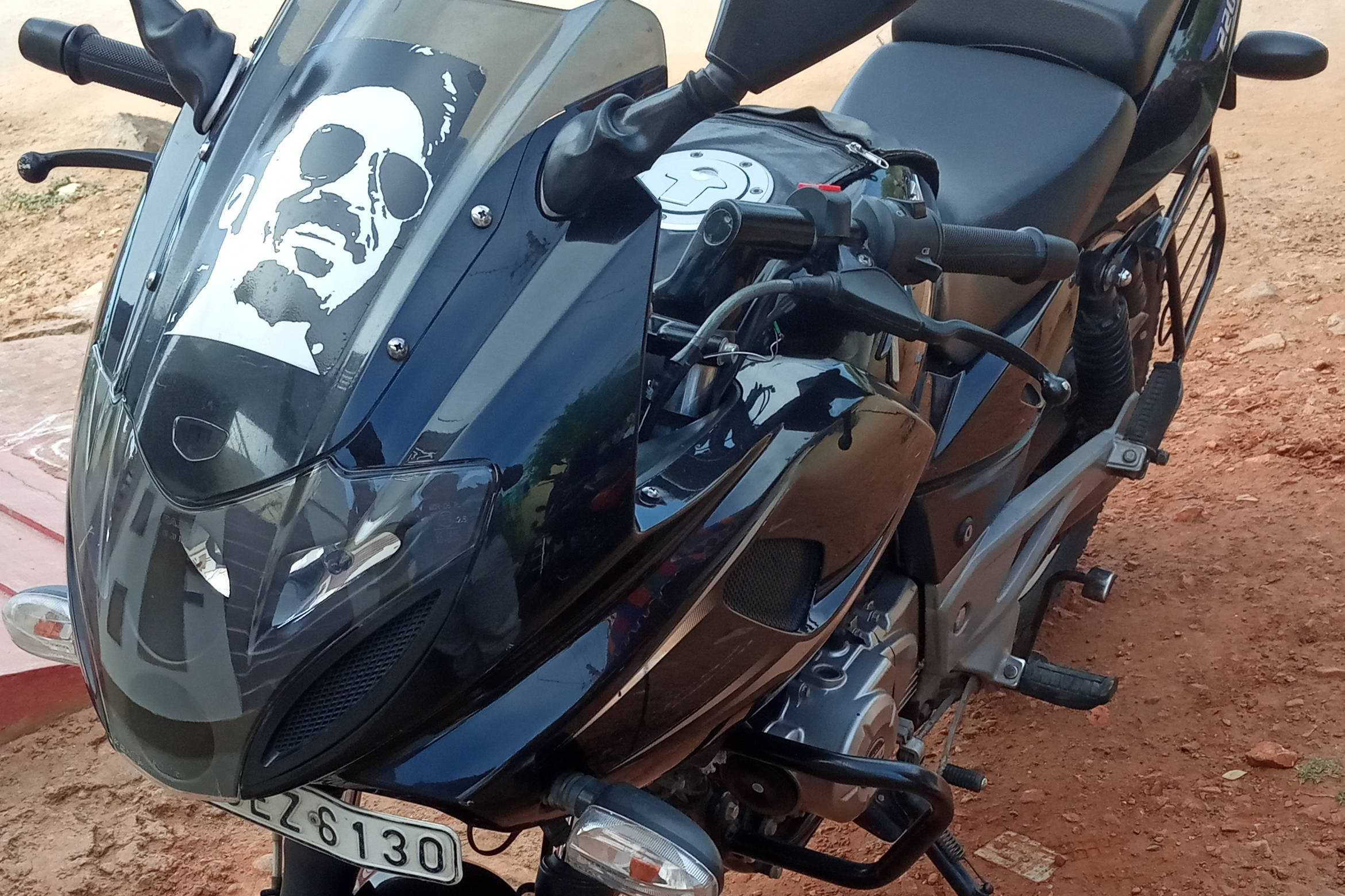 Bajaj Pulsar 220 F ABS