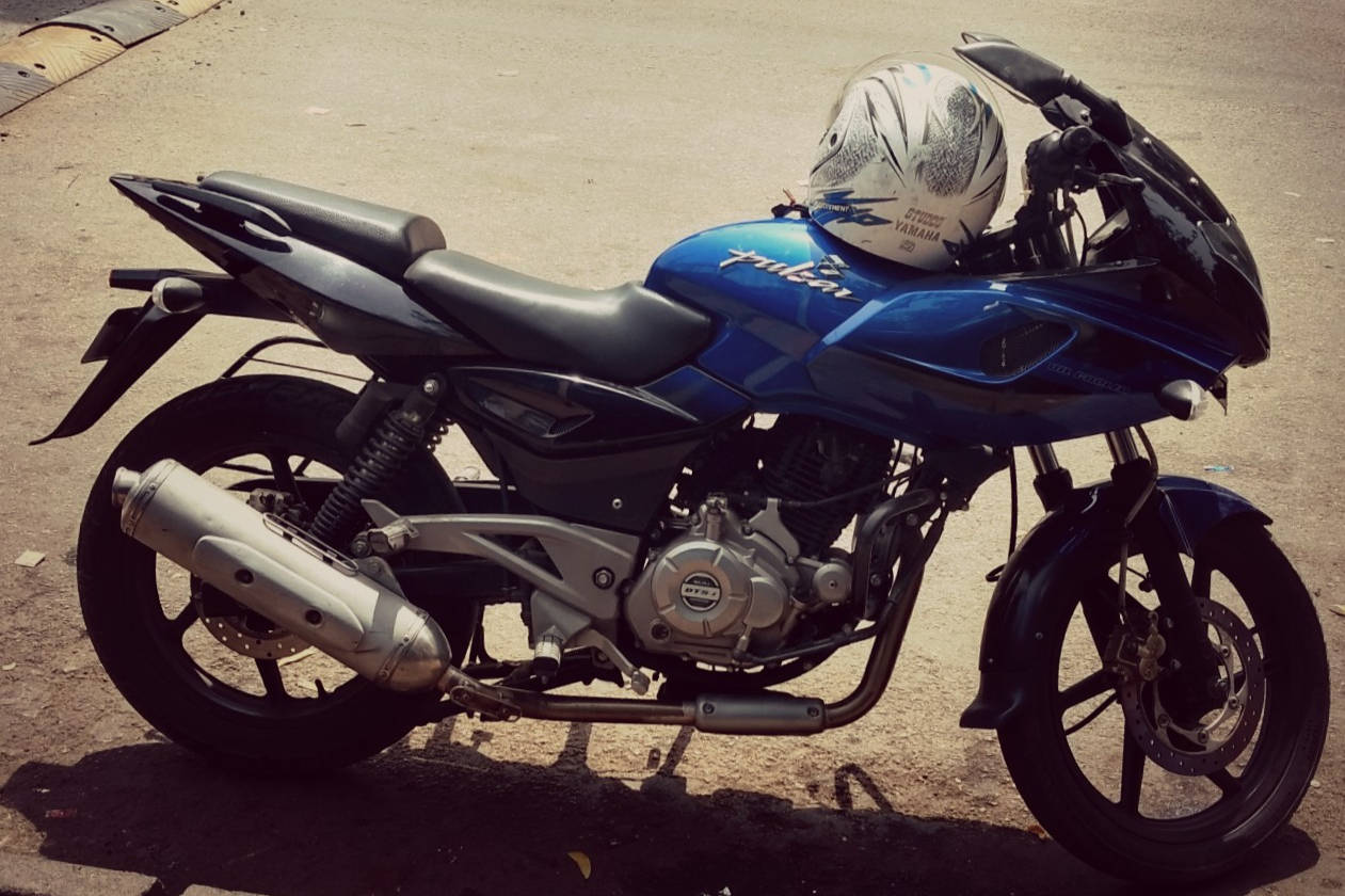 Bajaj Pulsar 220 F STD