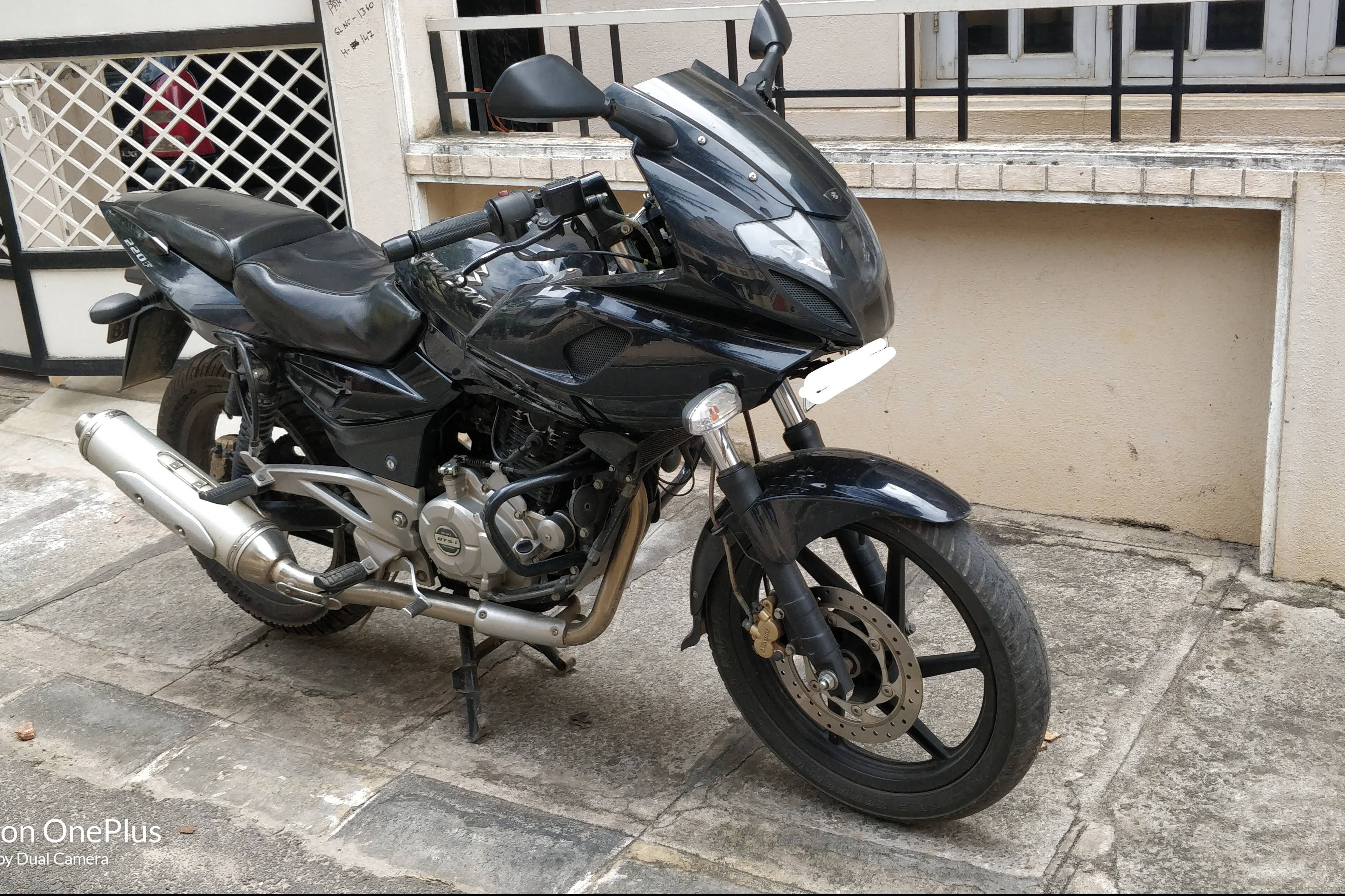 Bajaj Pulsar 220 F STD