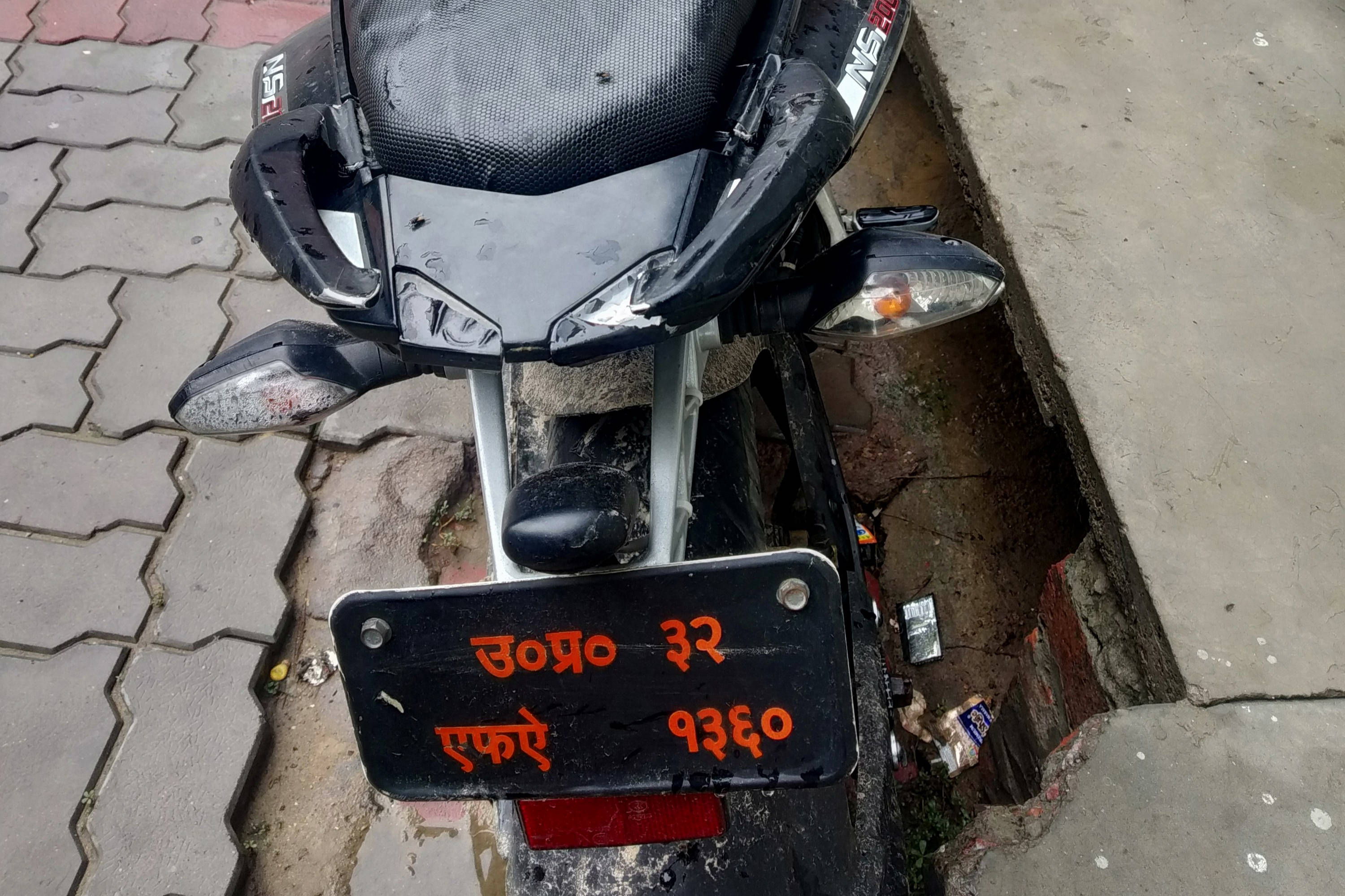 Bajaj Pulsar 220 F STD