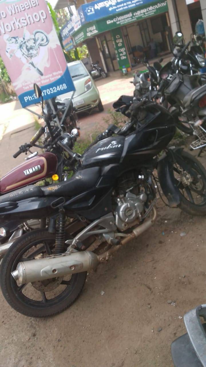 Bajaj Pulsar 220 F ABS