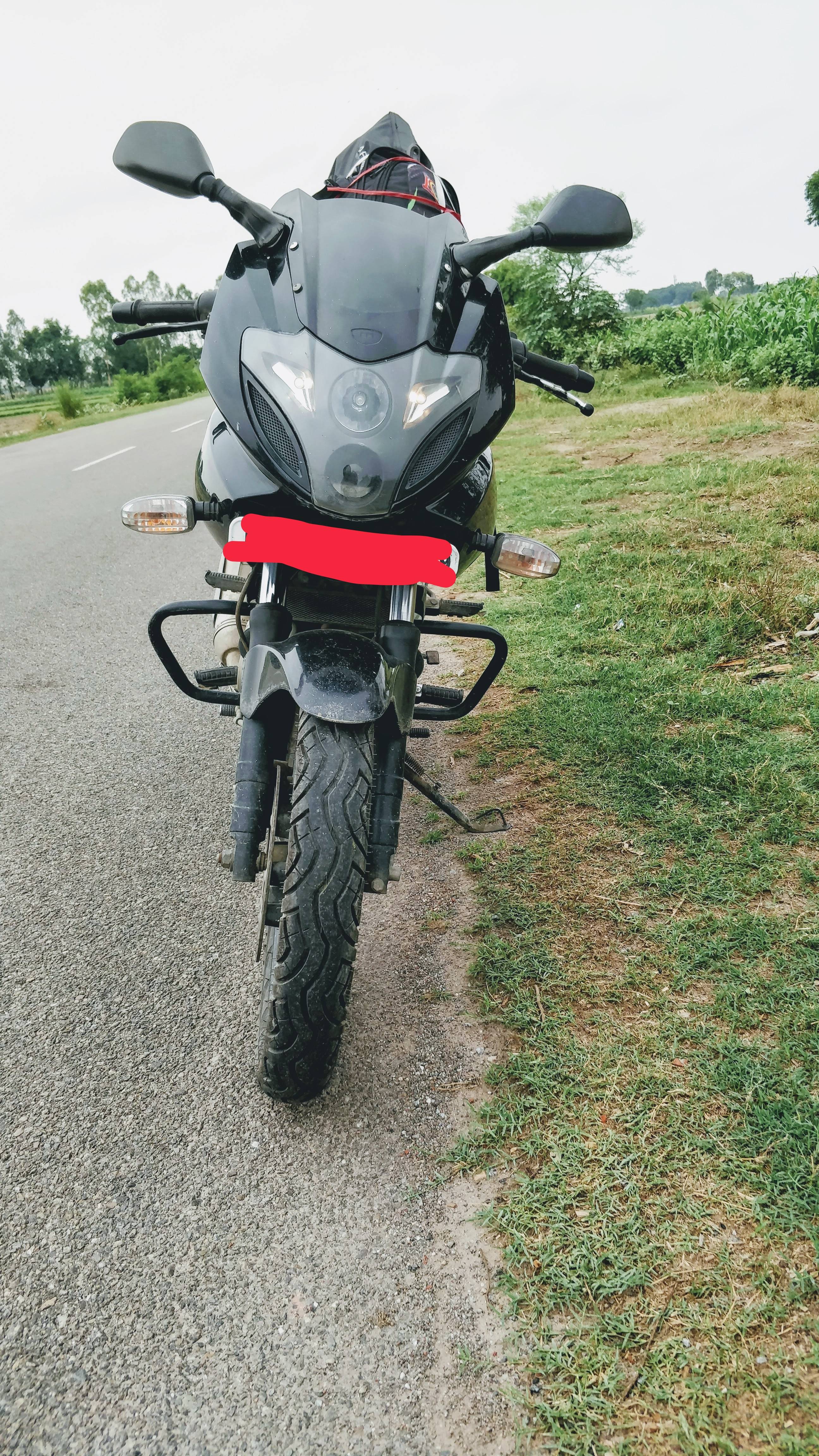 Bajaj Pulsar 220 F STD