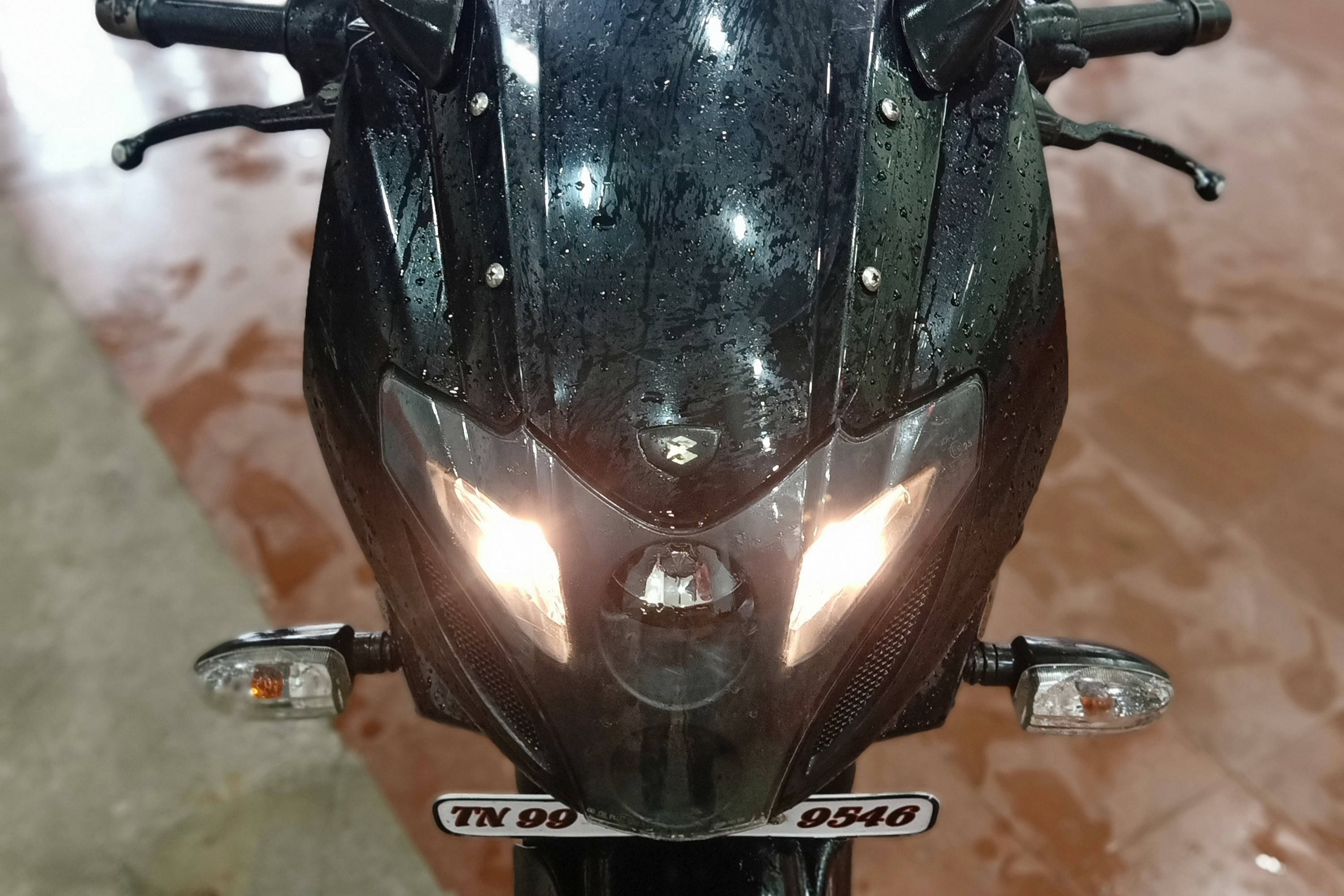 Bajaj Pulsar 220 F STD