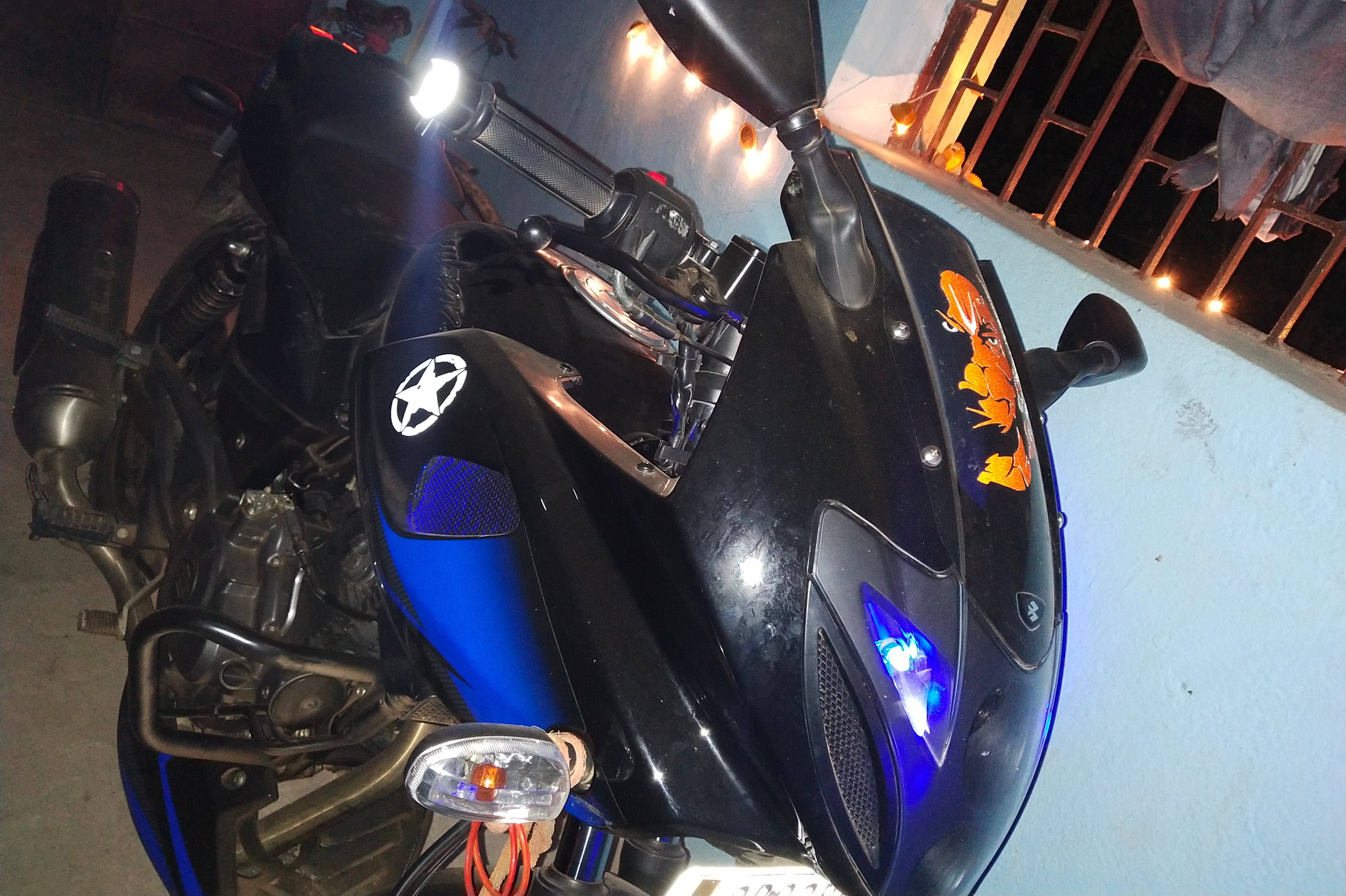 Bajaj Pulsar 220 F ABS