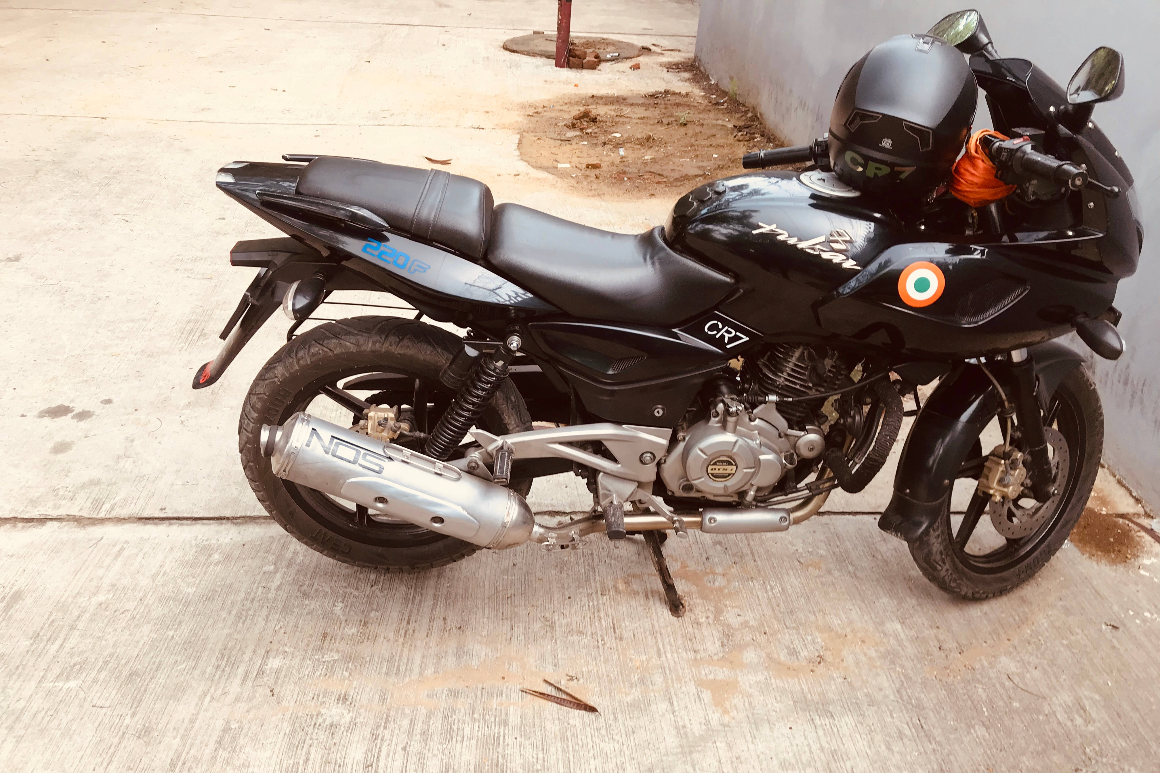 Bajaj Pulsar 220 F STD