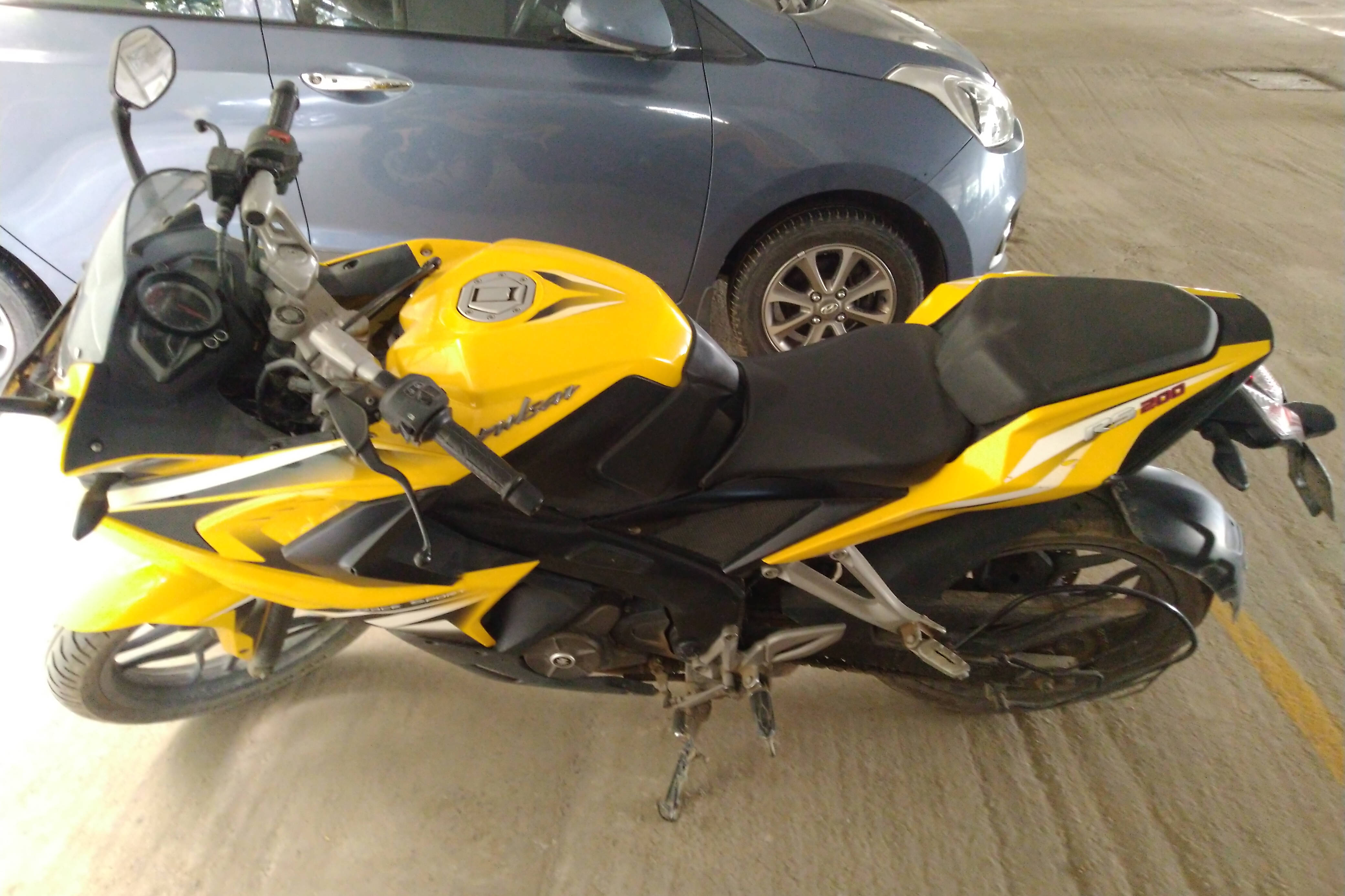 Bajaj Pulsar RS200 STD