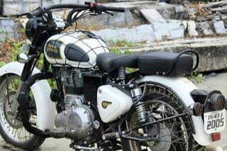 Custom Royal Enfield Classic 350cc White Colour Fuel Tank Royal