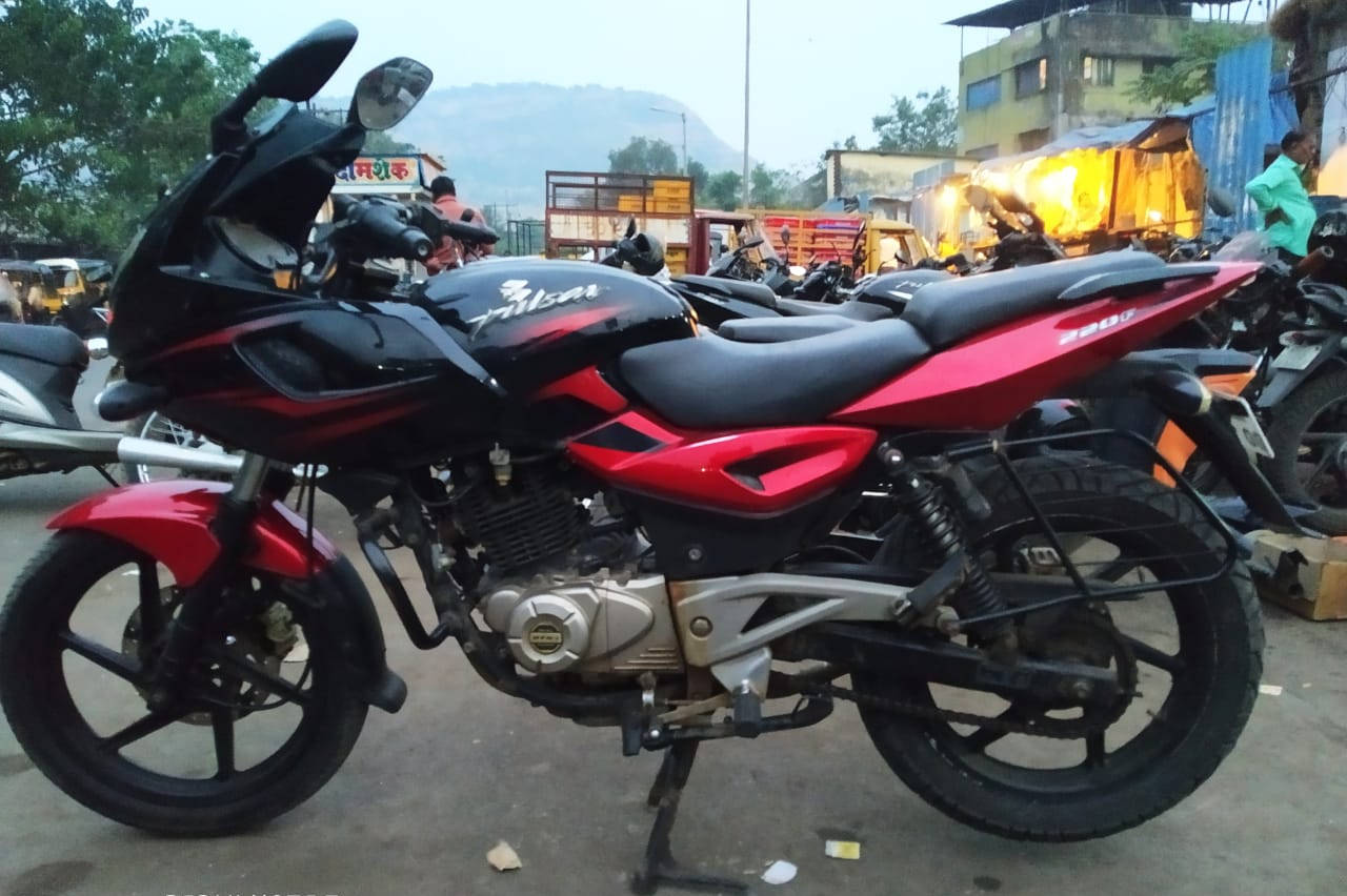 Bajaj Pulsar 220 F STD