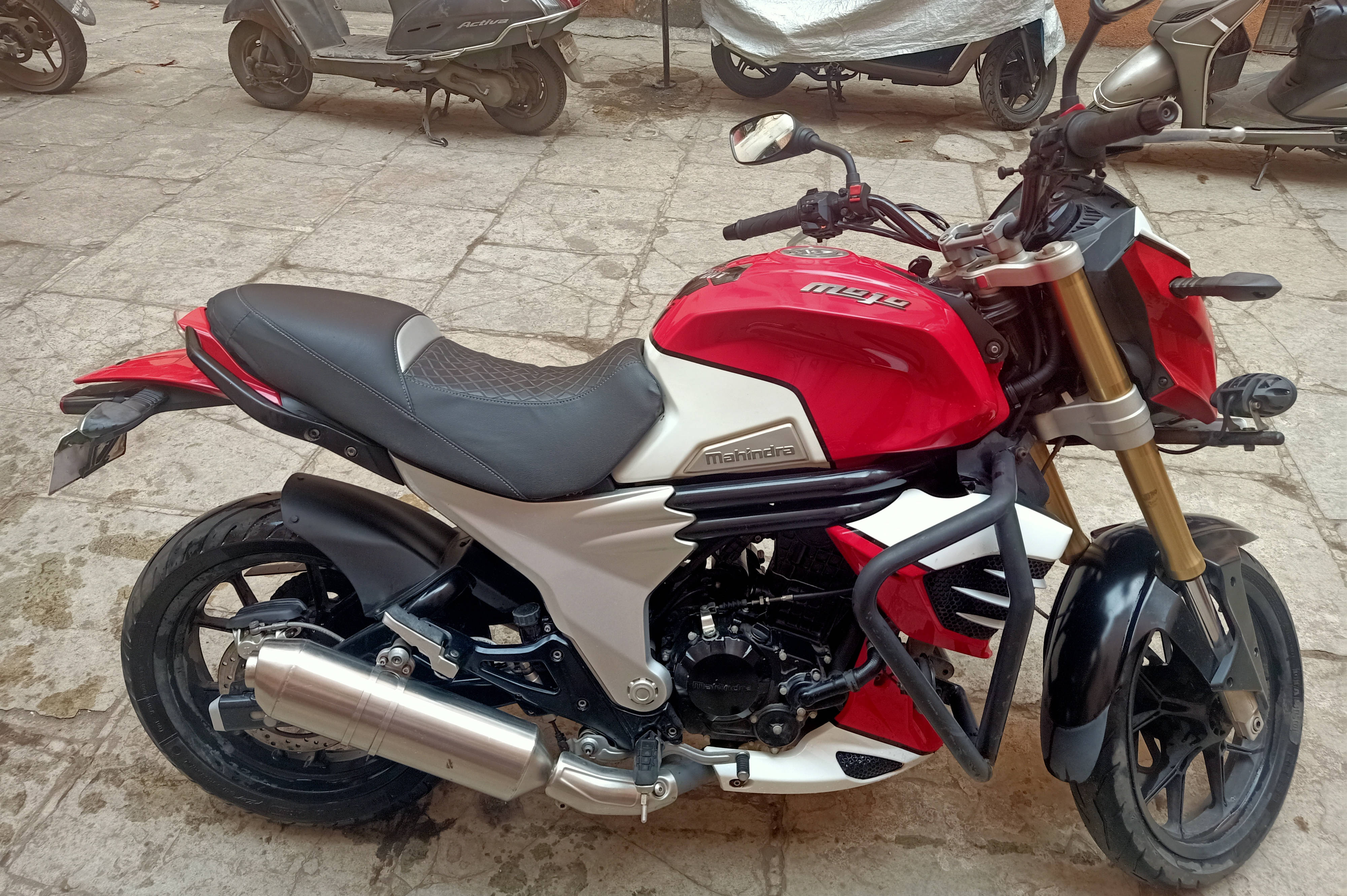 Mahindra Mojo XT 300 STD