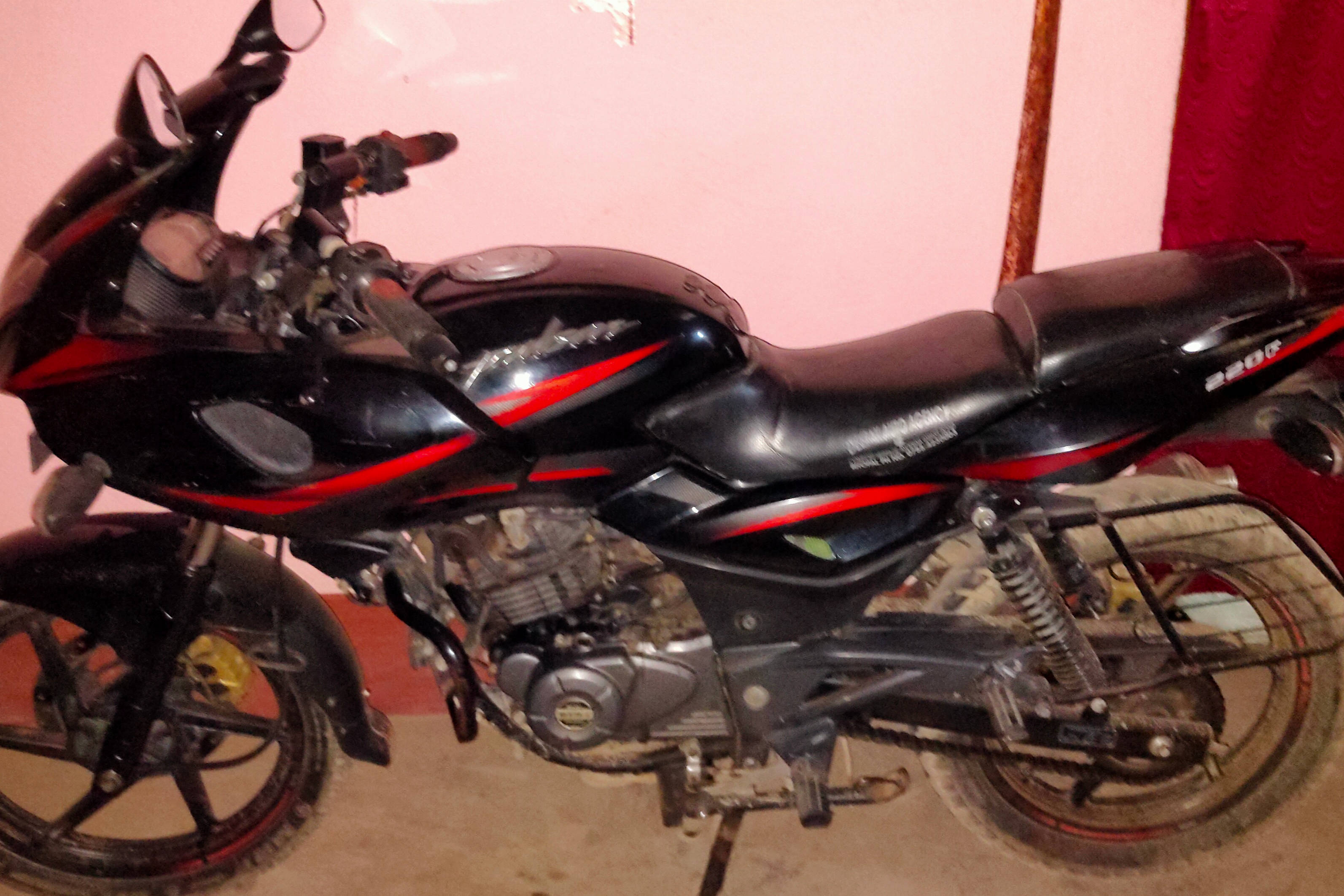 Bajaj Pulsar 220 F STD