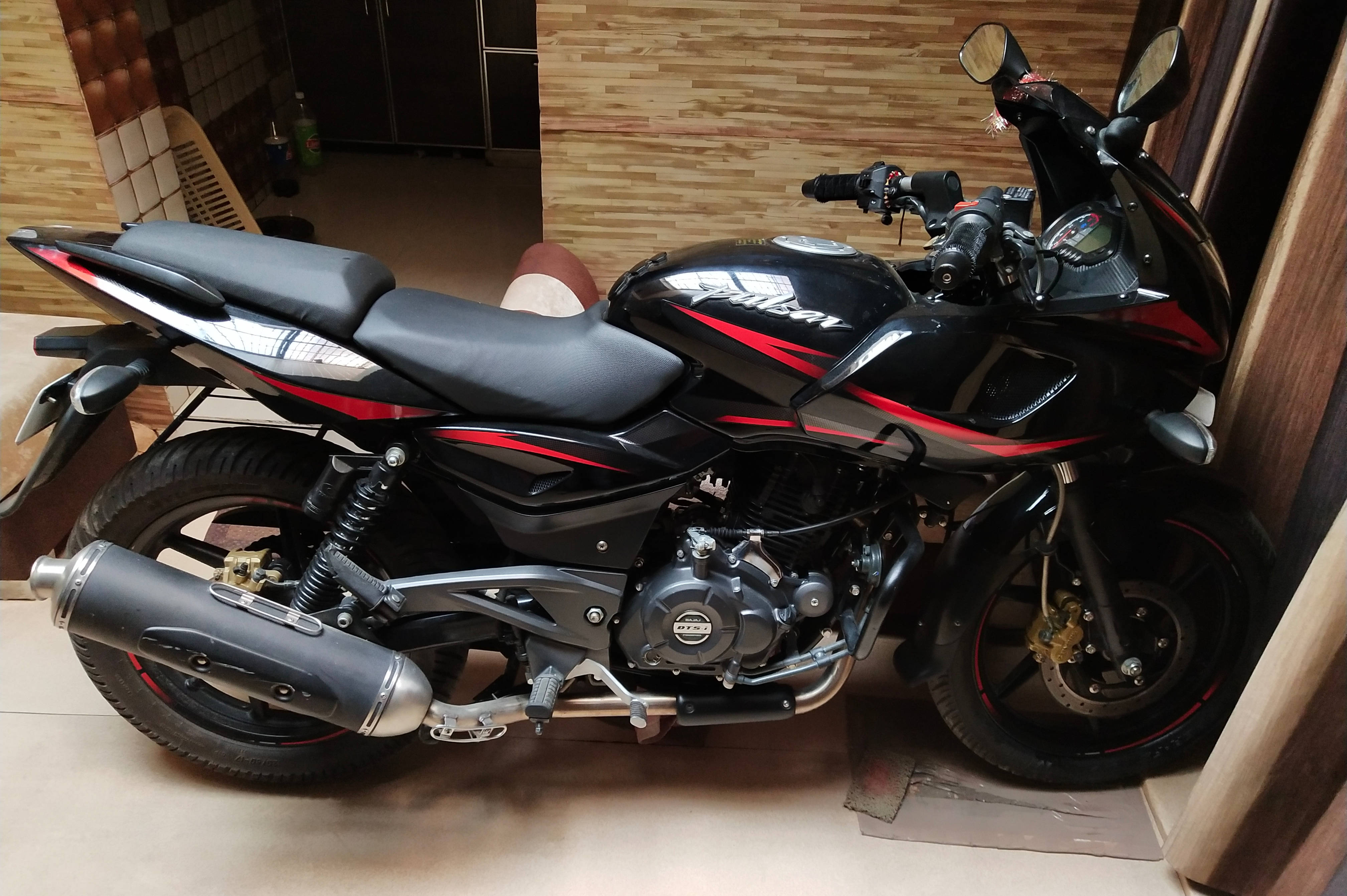 Bajaj Pulsar 220 F STD