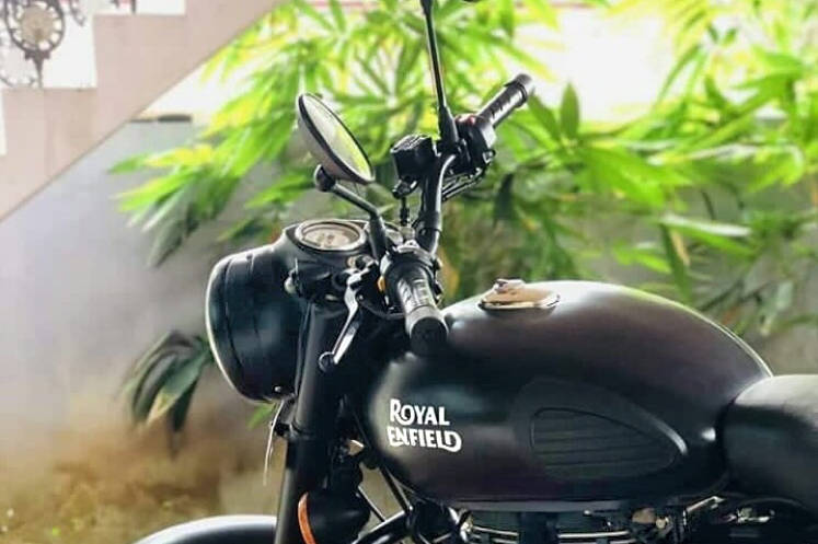 Royal Enfield Classic 500 Stealth Black