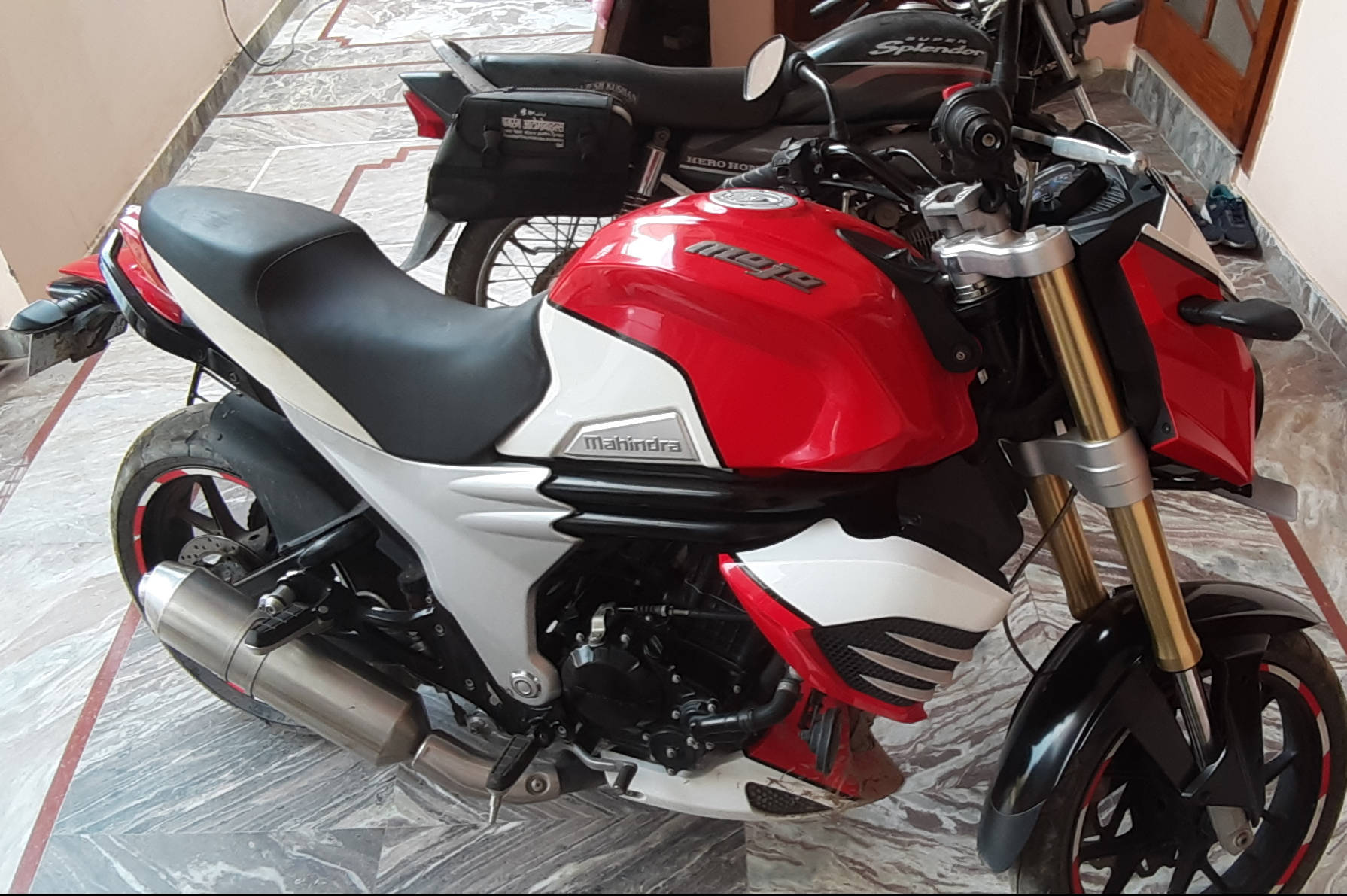 Mahindra Mojo 300 ABS