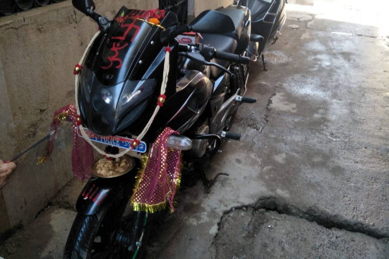 Bajaj Pulsar 220 F STD