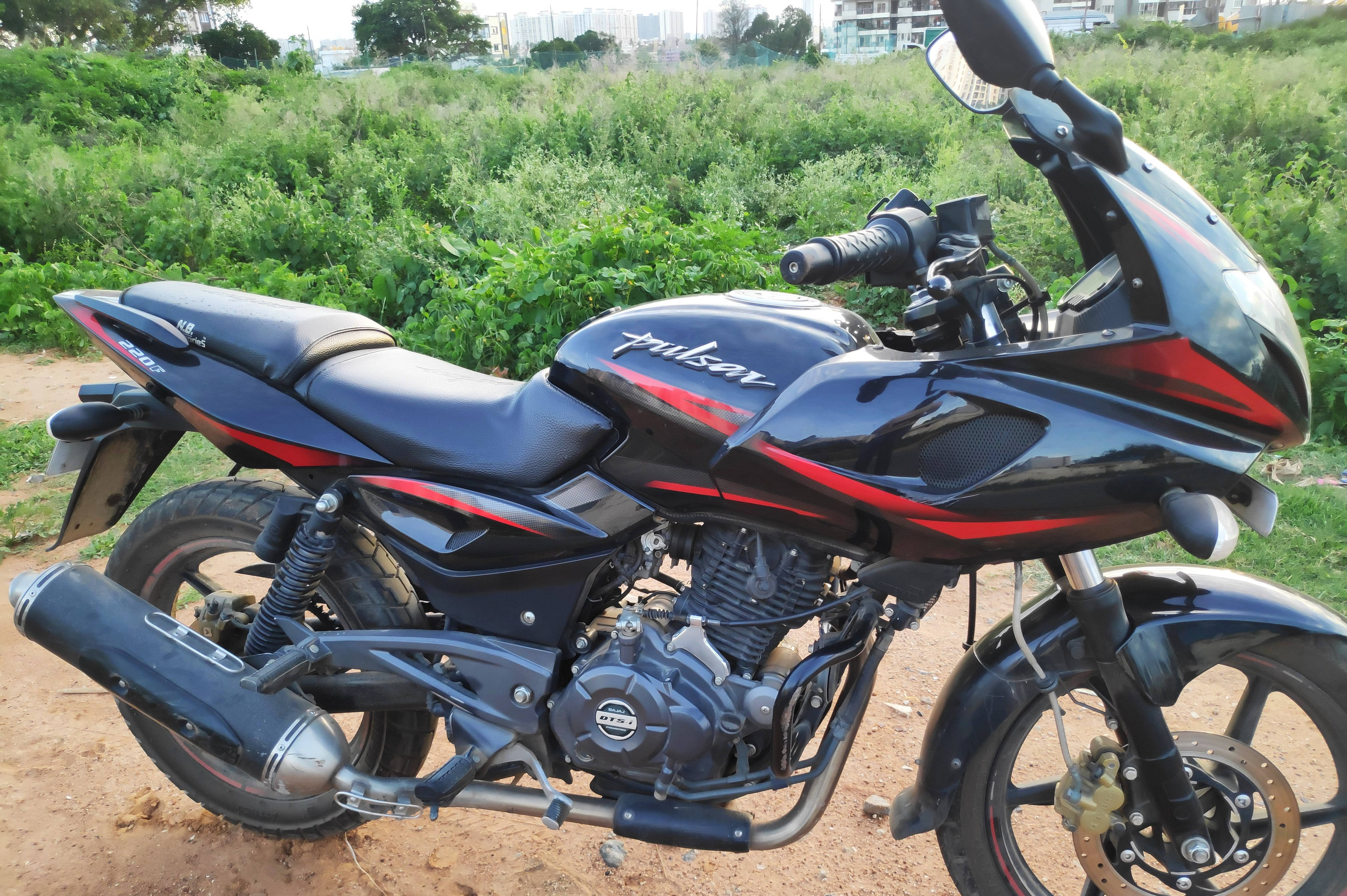 Bajaj Pulsar 220 F ABS