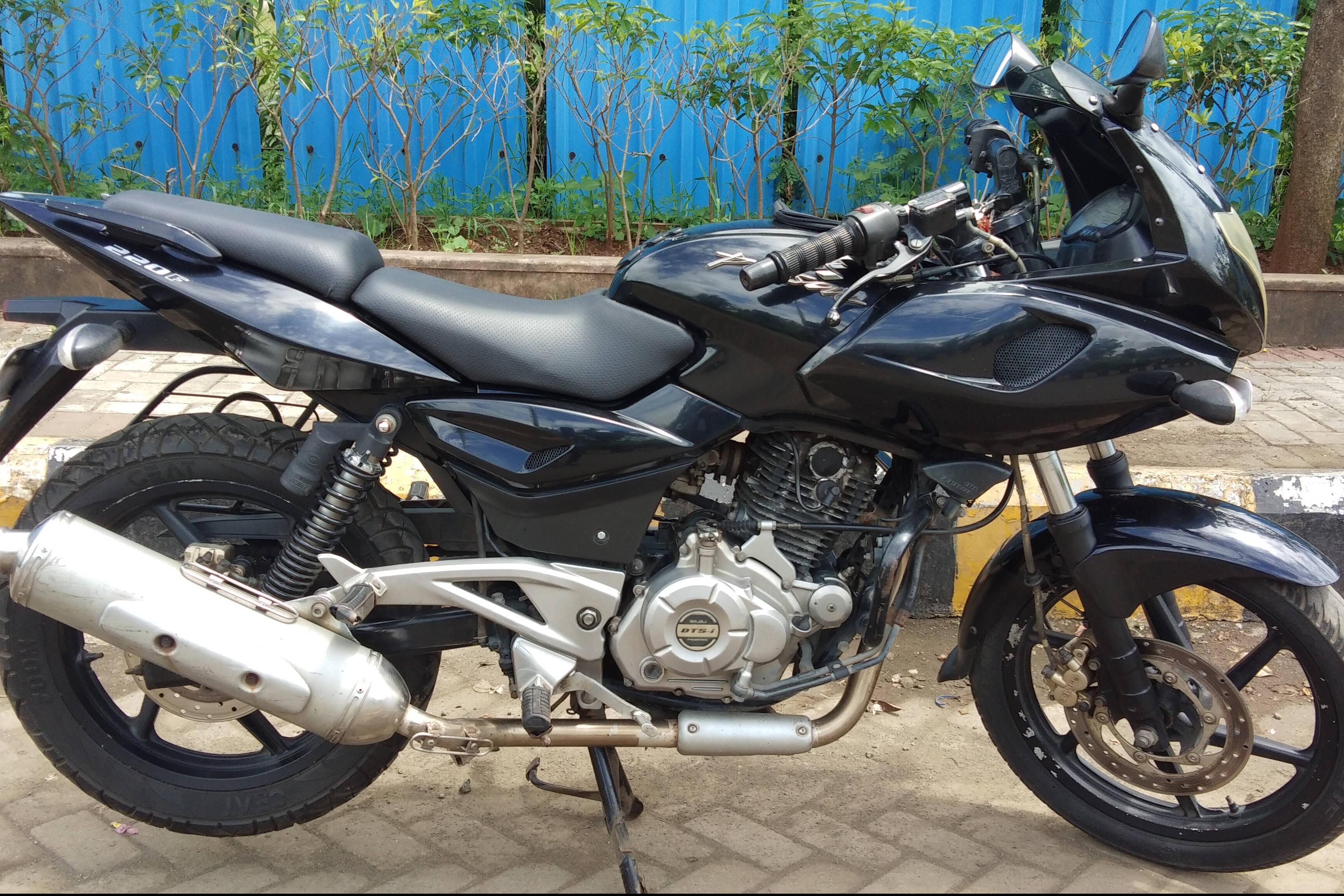 Bajaj Pulsar 220 F ABS