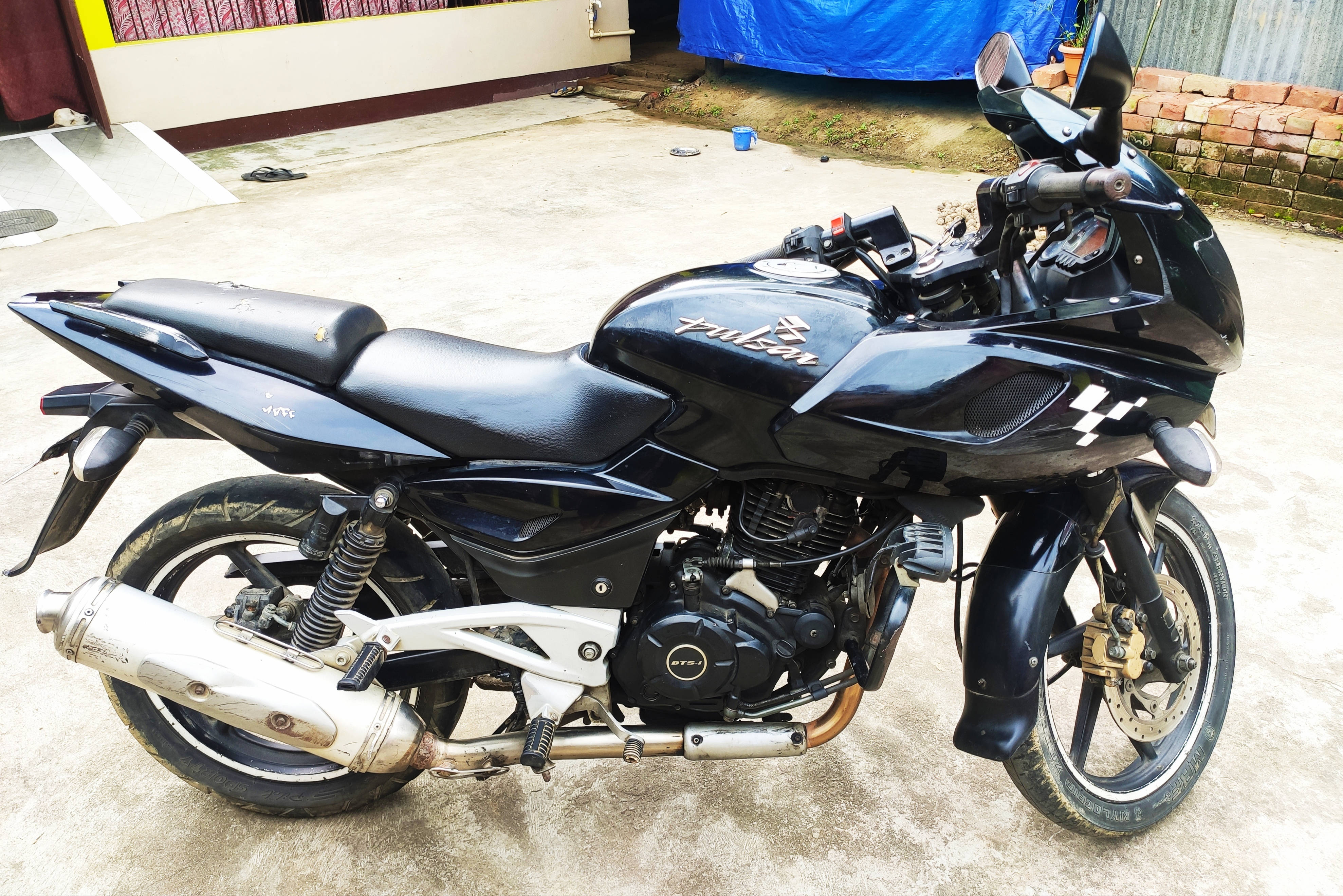 Bajaj Pulsar 220 F STD