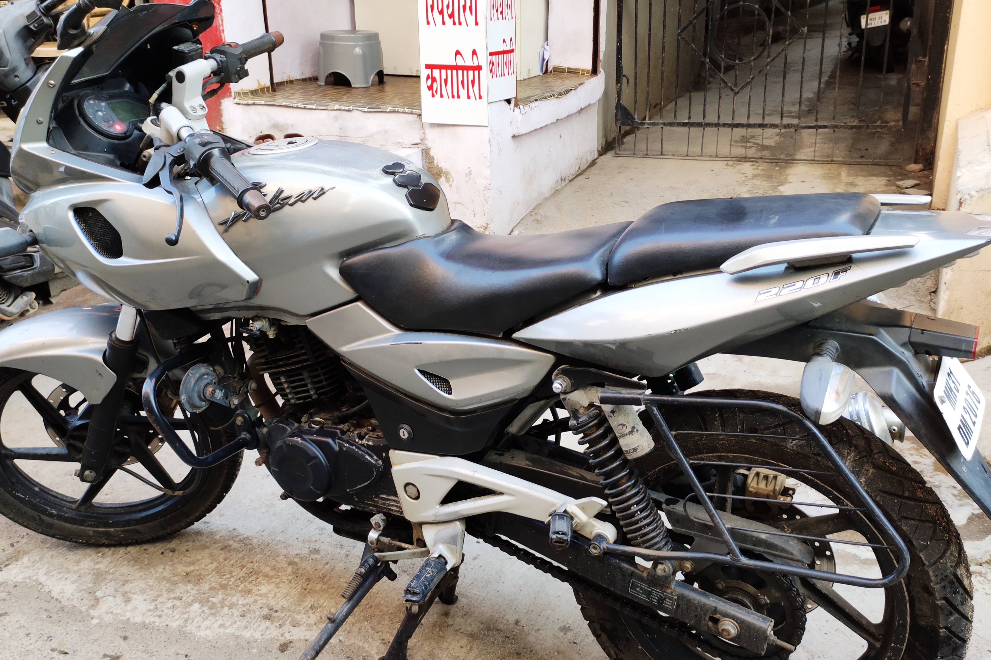 Bajaj Pulsar 220 F ABS