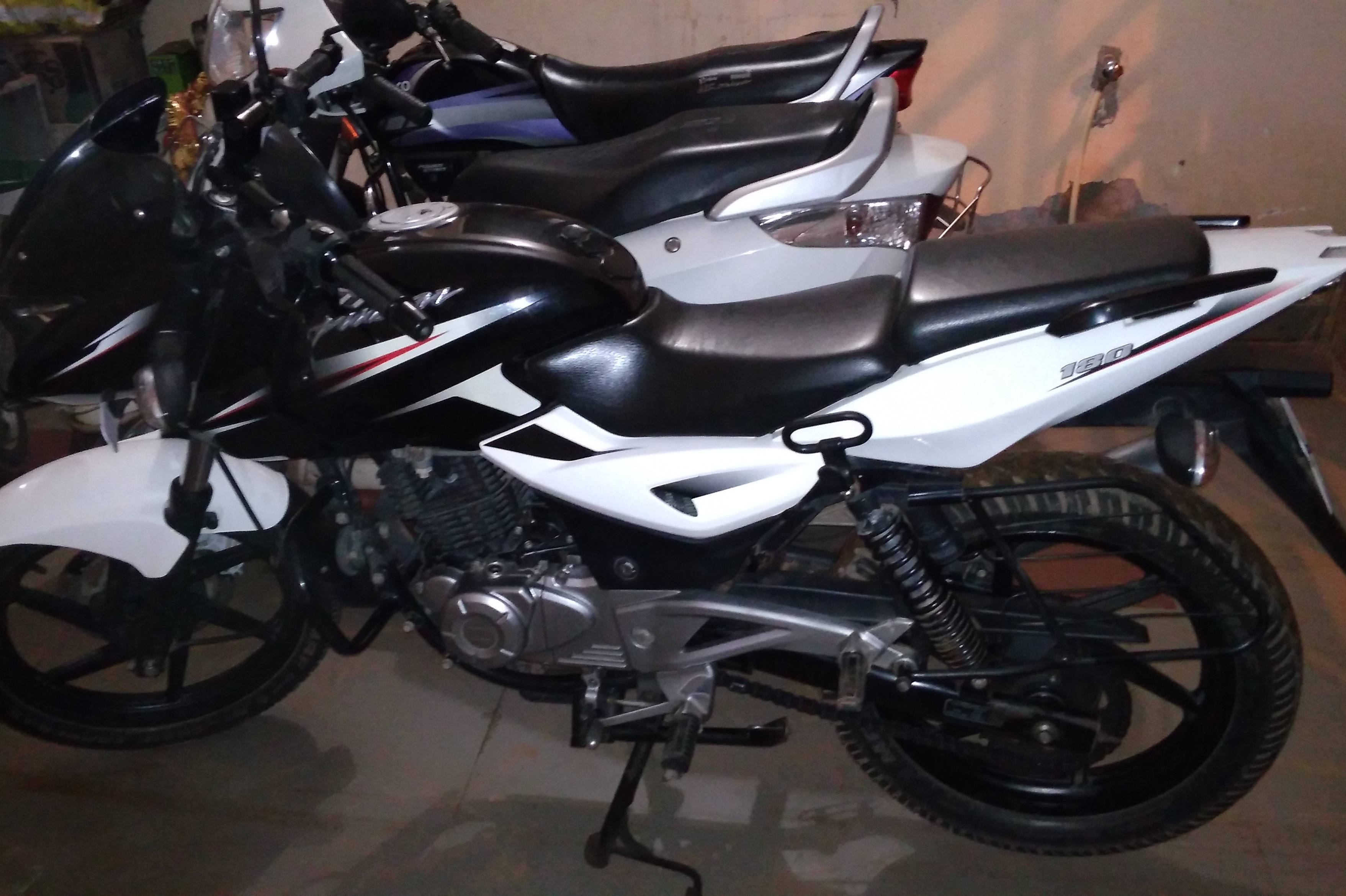 Bajaj Pulsar 180 STD (Non-ABS)