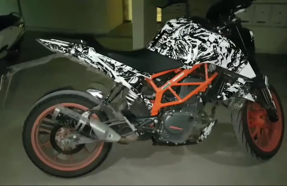 2017 KTM 390 Duke Spy Video