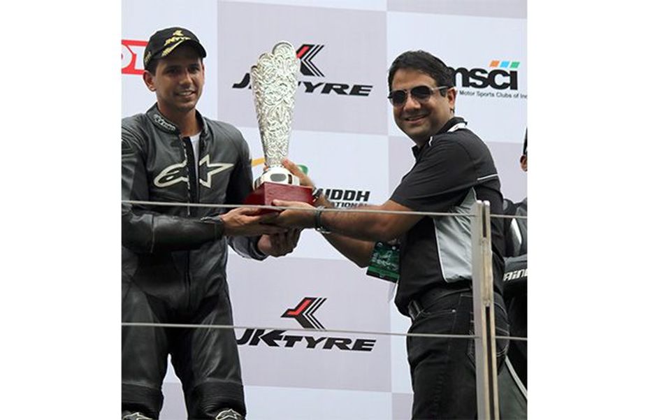 Vijay singh receiving the trophy from Triumph India MD, Vimal Sumbly Vijay singh receiving the trophy from Triumph India MD, Vimal Sumbly
