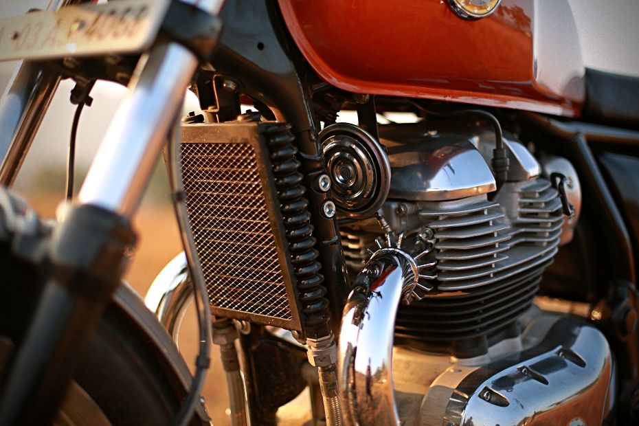 RE Interceptor 650 vs H-D Street 750