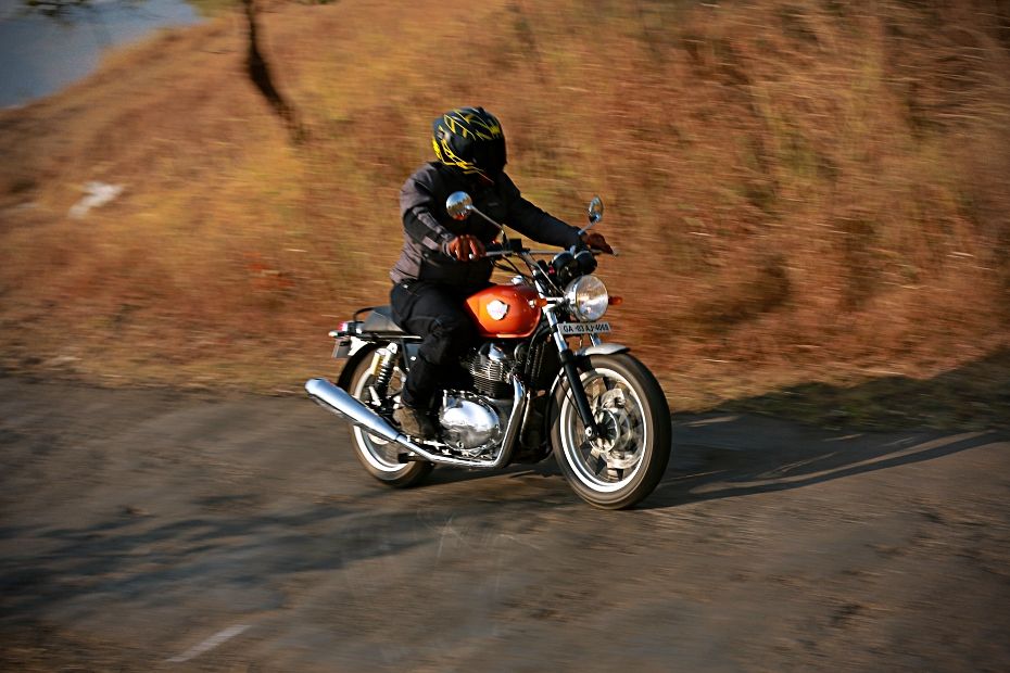 RE Interceptor 650 vs H-D Street 750