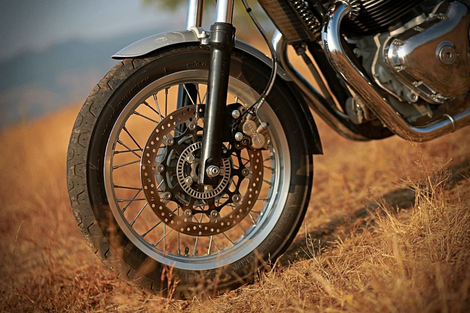 RE Interceptor 650 vs H-D Street 750