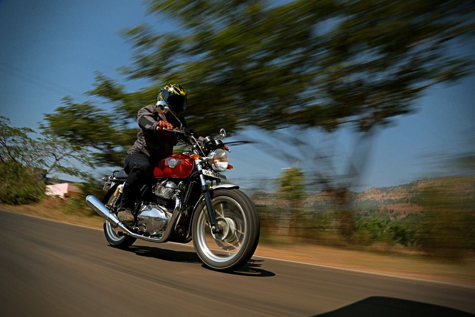 Royal Enfield Interceptor 650 vs KTM 390 Duke