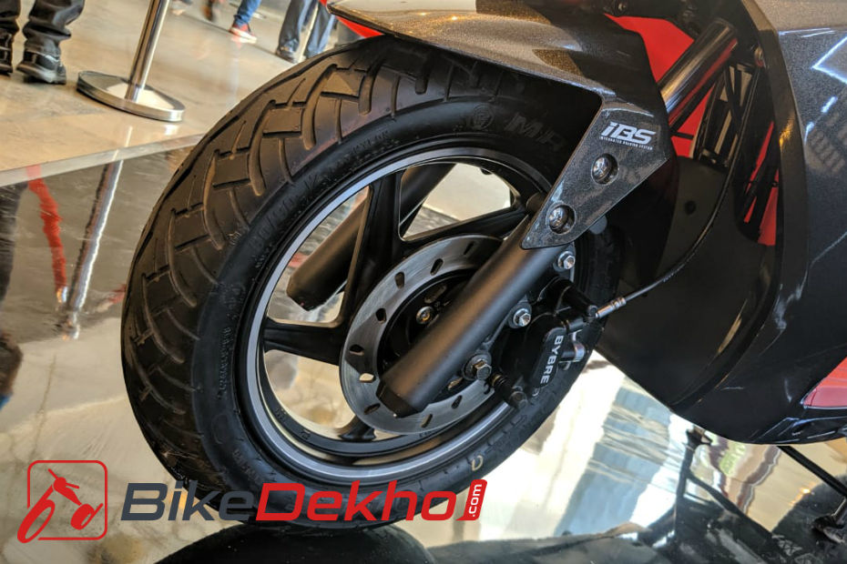 It makes 8.83PS and 10.2Nm of torque. The Maestro Edge 125 FI is the first Indian scooter to feature fuel injection. It makes a higher 9.24PS and the same 10.2Nm of torque. Both bikes get a variomatic transmission.