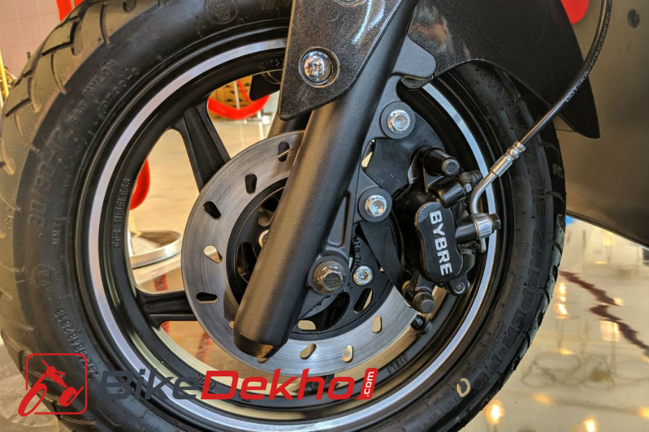 It makes 8.83PS and 10.2Nm of torque. The Maestro Edge 125 FI is the first Indian scooter to feature fuel injection. It makes a higher 9.24PS and the same 10.2Nm of torque. Both bikes get a variomatic transmission.