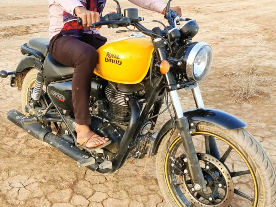 The upcoming Royal Enfield Meteor’s launch has been delayed yet again. This all-new motorcycle is now expected to come after Diwali. According to ET Auto, the Meteor has been delayed as Royal Enfield is keen to launch its all new motorcycle with the Make Your Own app. The new MYO app will allow customers to customise the Meteor via an online configurator and have it delivered at their doorstep. This new initiative is being developed under the watchful eyes of Royal Enfield CEO Vinod Dasari. The new Meteor will be the first of Royal Enfield’s new lineup based on its new J platform. It gets a new 350cc air-cooled motor and will come with features like a digital instrument console with navigation. It will be a replacement to the now discontinued Thunderbird. The rest of Royal Enfield’s new motorcycle range will be launched later next year. We feel that Royal Enfield’s decision to launch the Meteor after the festive season is a big miss as that time period is considered auspicious and preferable by customers when it comes to buying anything, motorcycles included. With Honda’s new CB350 H’Ness deliveries to begin soon, it will no doubt eat into potential Meteor sales.