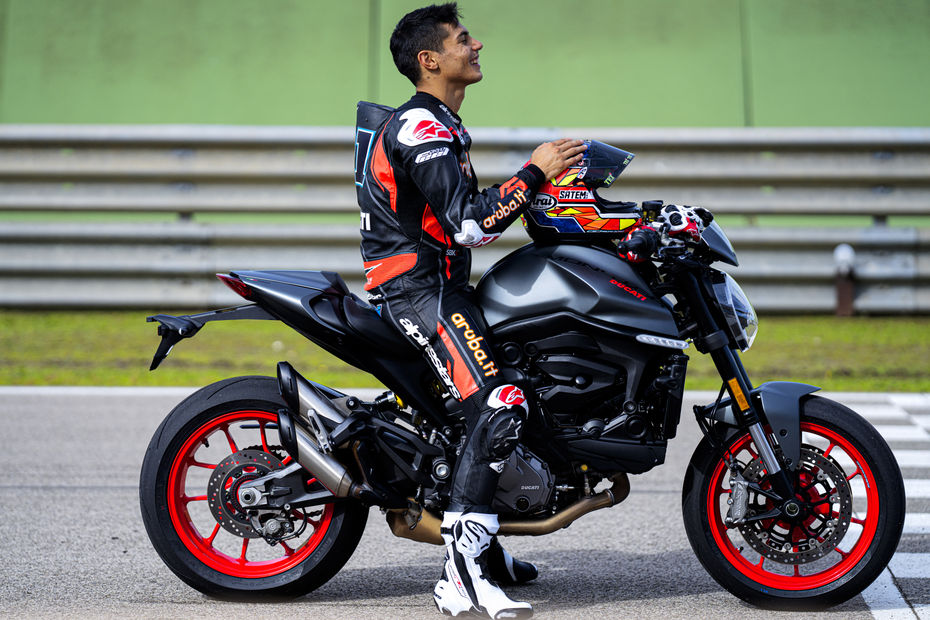 2021 Ducati Monster: Image Gallery