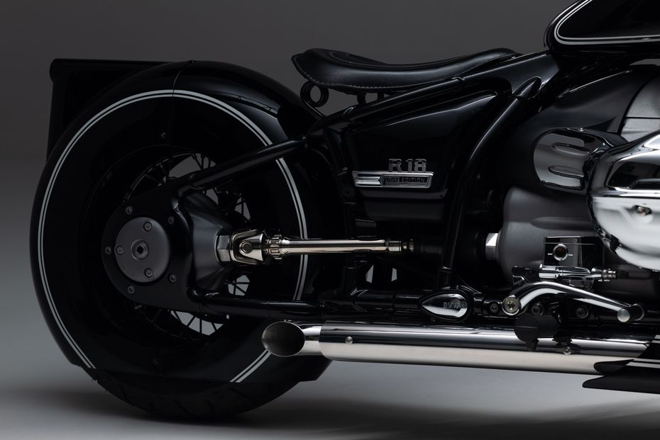 BMW R18 Custom exhaust