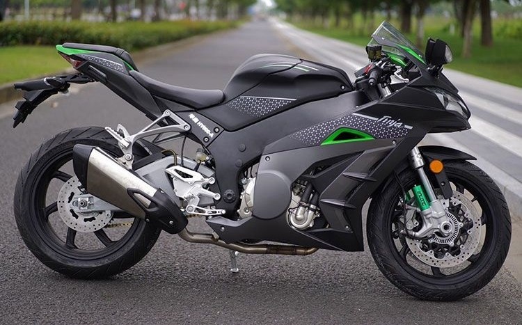 Weird Flex - Is This The Kawasaki ZX-5R? | BikeDekho