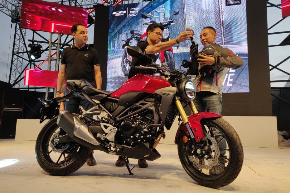 Honda CB300R BS6 vs BMW G310R: Photo Comparison