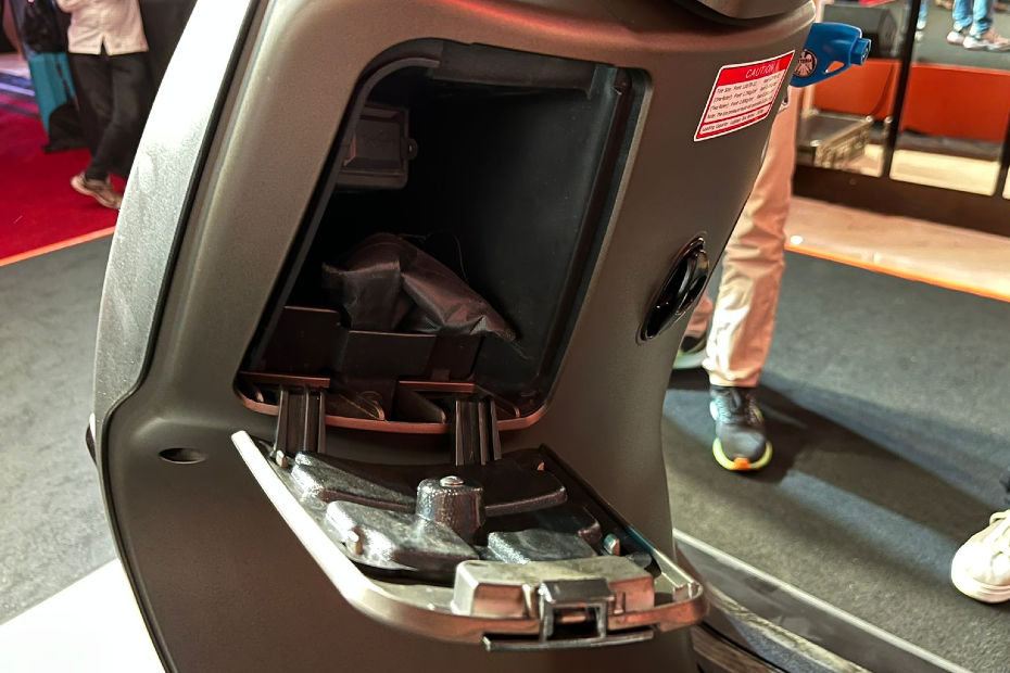 Keeway sixties 300i front storage