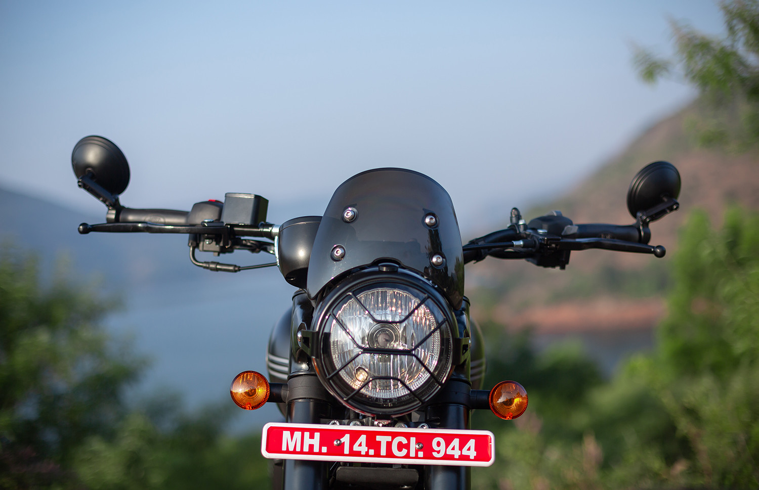 Royal Enfield Hunter 350 vs Jawa 42 2.1: Photo Comparison | BikeDekho