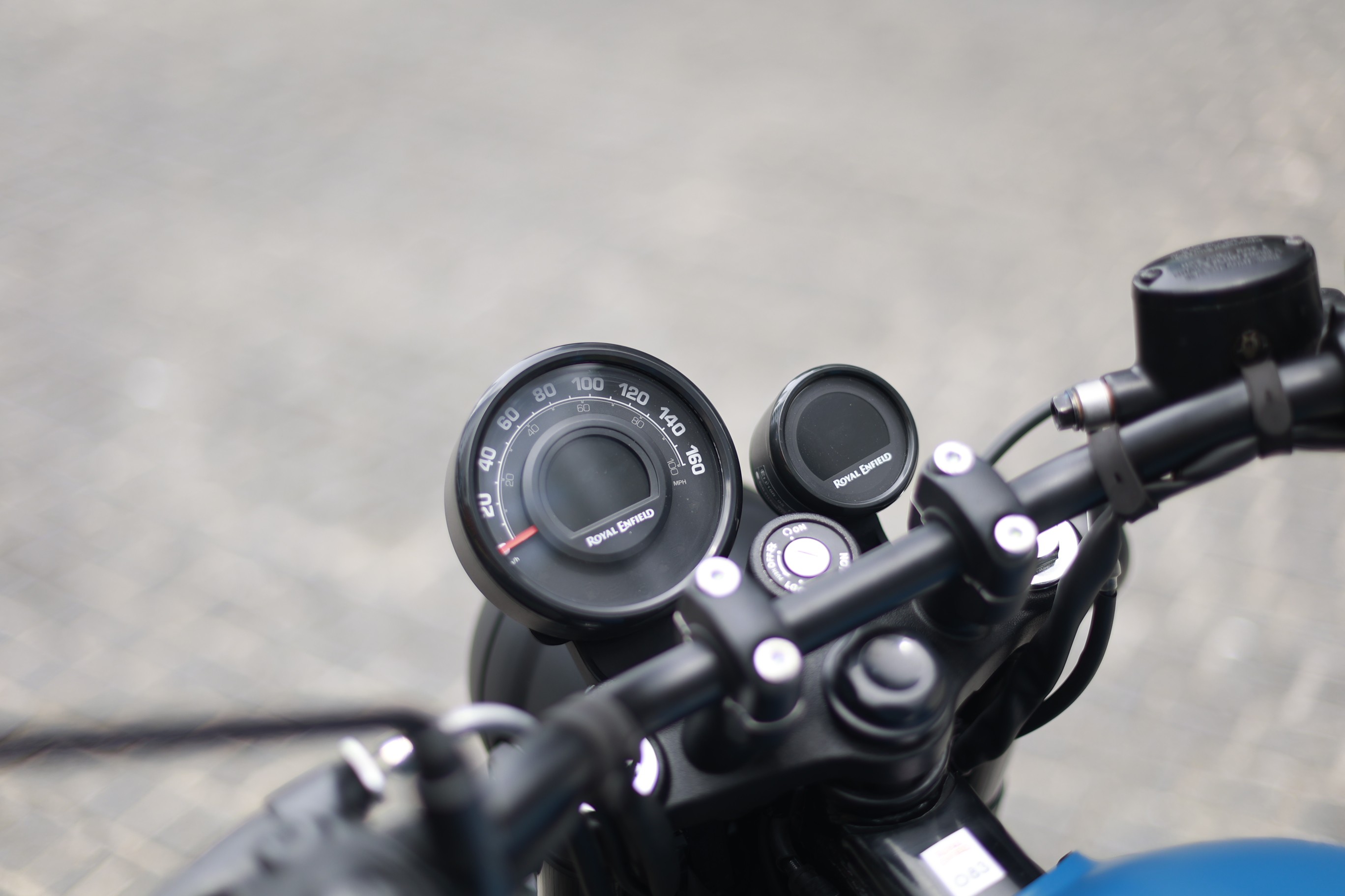 Royal Enfield Hunter 350 vs Jawa 42 2.1: Photo Comparison | BikeDekho