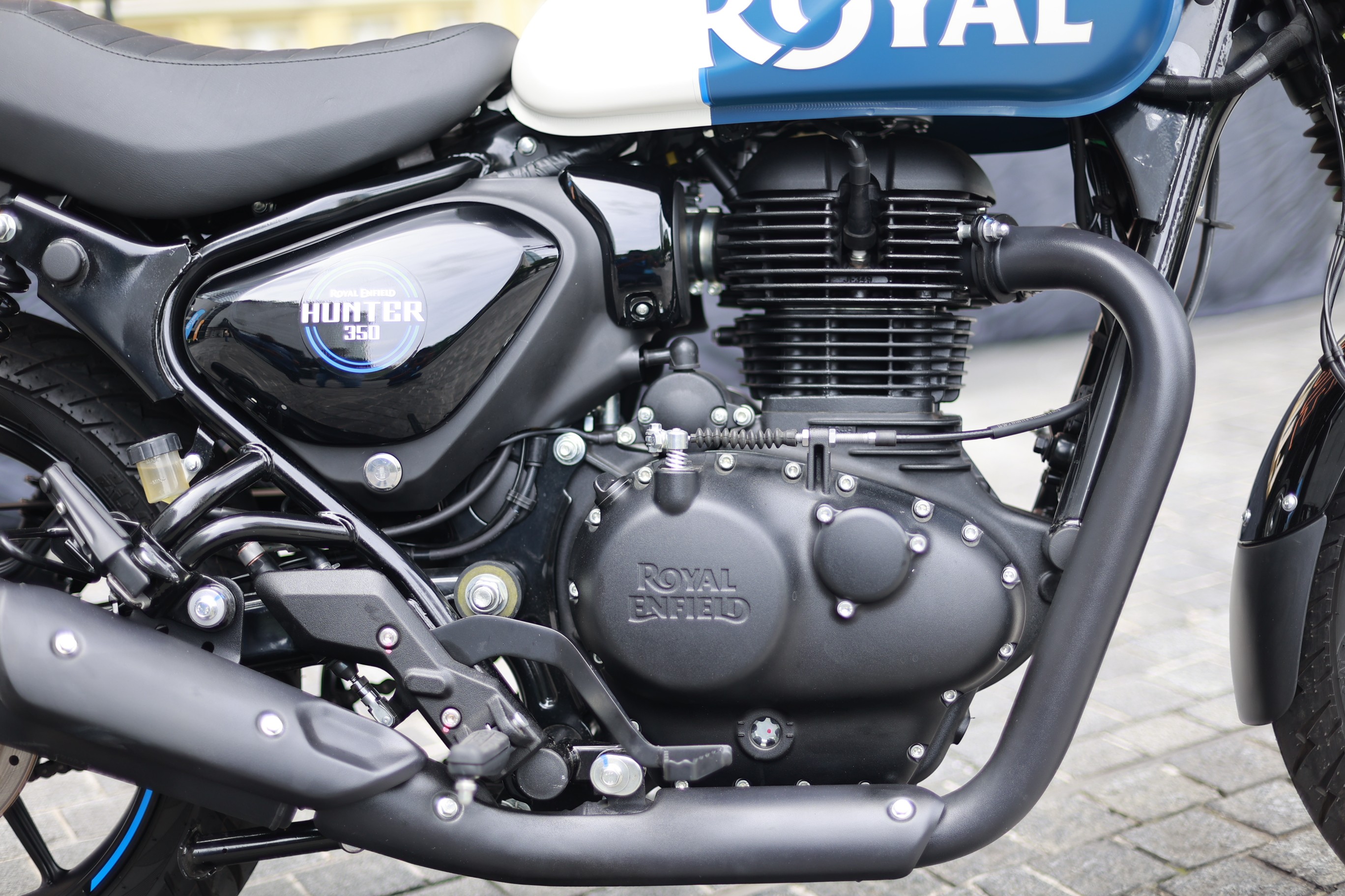 Royal Enfield Hunter 350 vs Jawa 42 2.1: Photo Comparison | BikeDekho