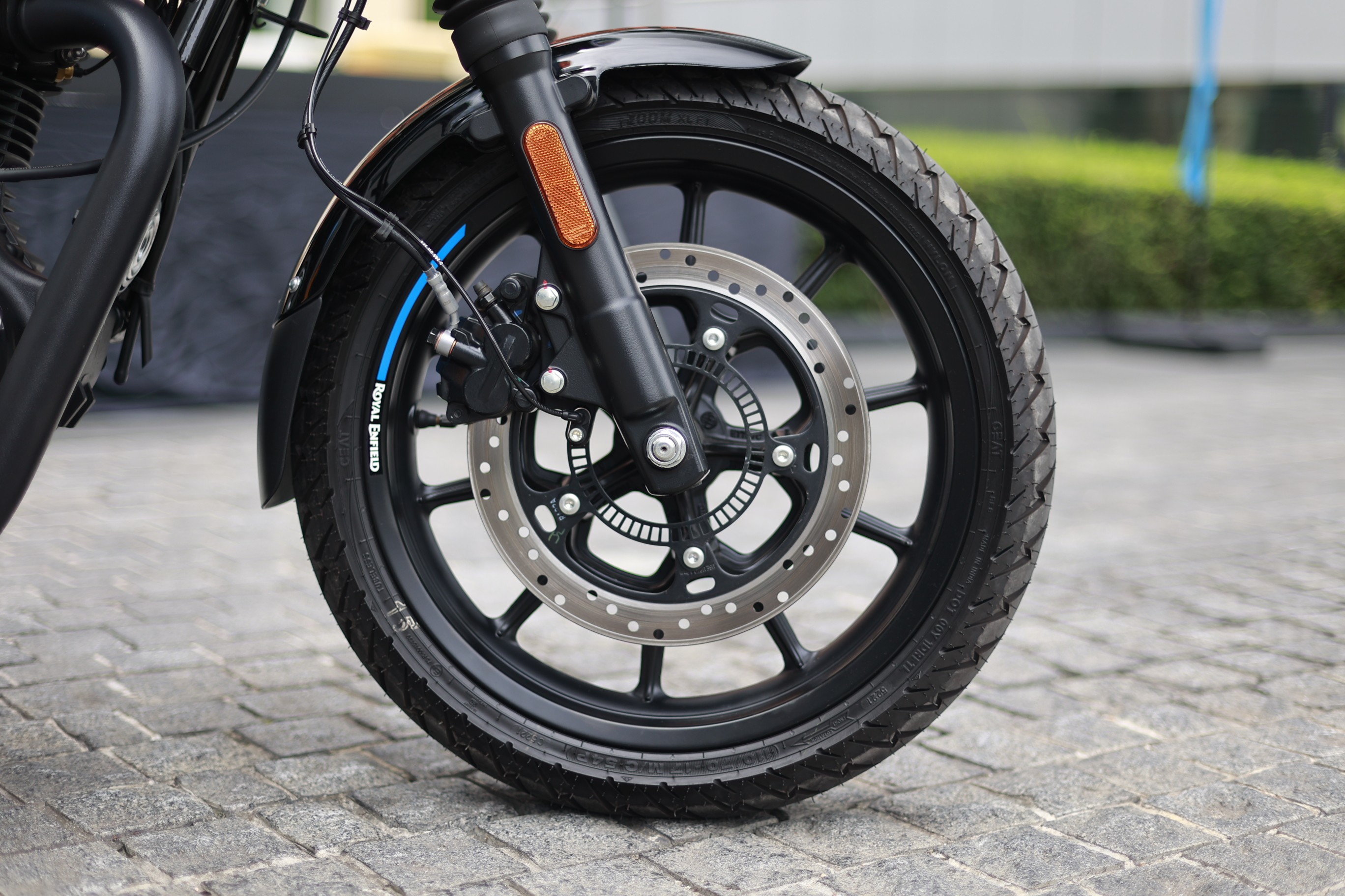 Royal Enfield Hunter 350 vs Jawa 42 2.1: Photo Comparison | BikeDekho