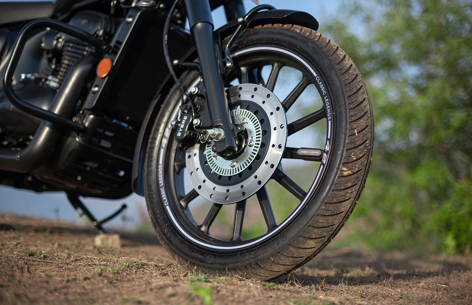 Royal Enfield Hunter 350 vs Jawa 42 2.1: Photo Comparison | BikeDekho