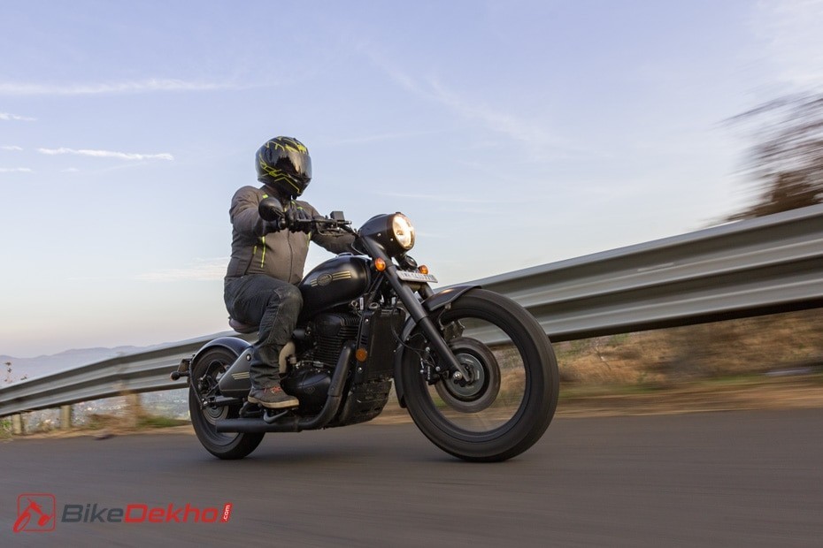 Jawa 42 Bobber vs Perak: Image Comparison | BikeDekho