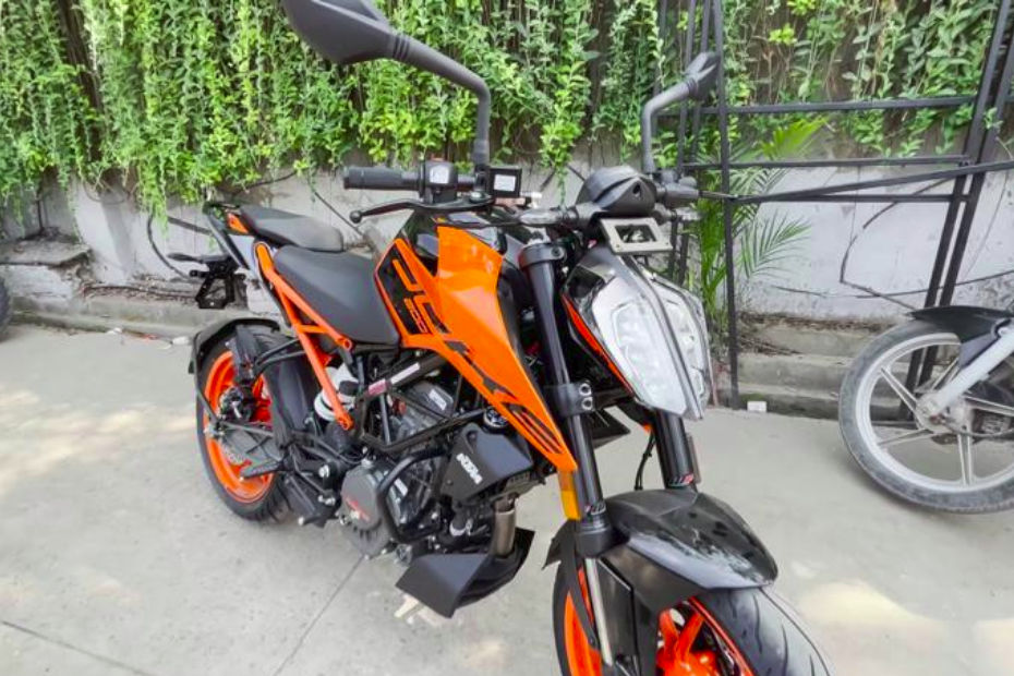  KTM 200 Duke With LED Headlight Starts Reaching Dealerships 