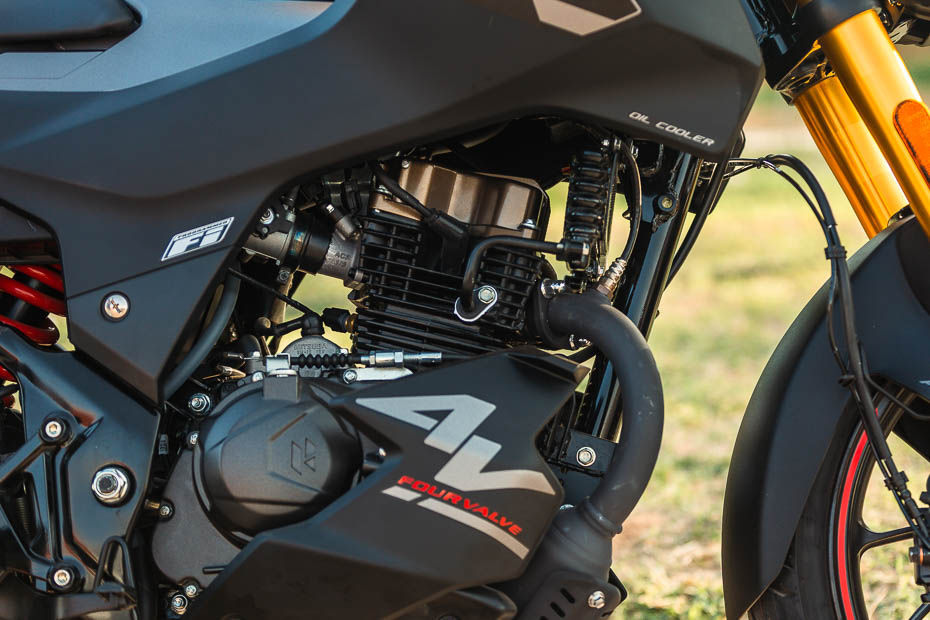 Hero Rtr Hero Xtreme 160R 4V vs TVS Apache RTR 160 4V: Image Comparison | BikeDekho