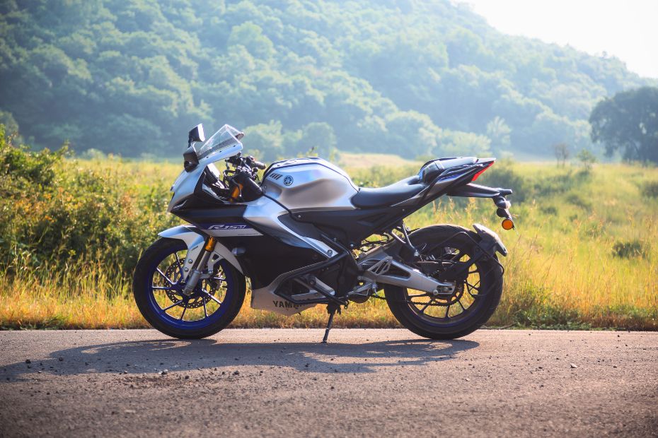 Yamaha R15 S vs R15 V4: Differences Explained | BikeDekho