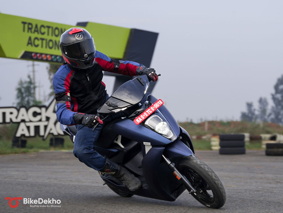 2025 Ather 450X Riding Shot